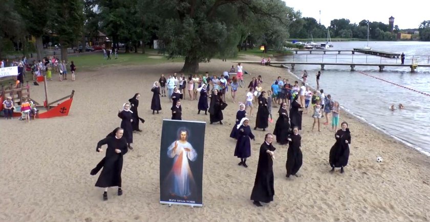 Polskie zakonnice zrobiły to publicznie. Oglądają to wszyscy