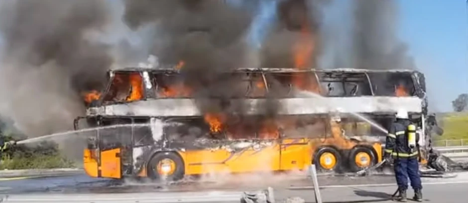 Autobus je potpuno izgoreo