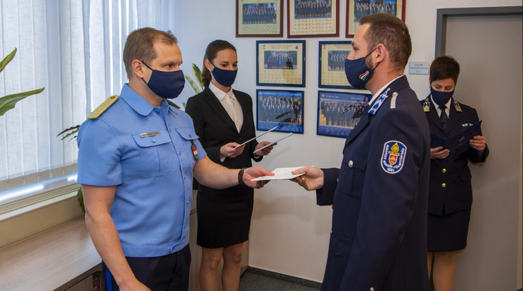 Szabó Fanni r. őrmestert, Nyíri Tamás r. törzsőrmestert, Balogh Bence r. őrmestert és Krizsán János r. törzsőrmestert / Fotó: Police.hu