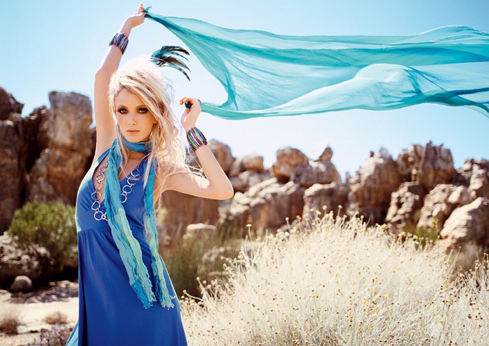 Który błekit piękniejszy: nieba czy sukienki?