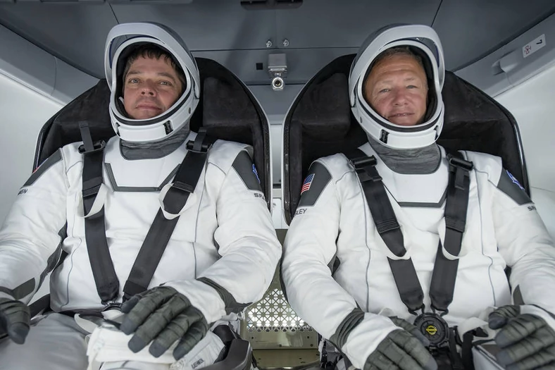 Robert Behnken (po lewej) i Douglas Hurley (po prawej) są już w drodze na ISS