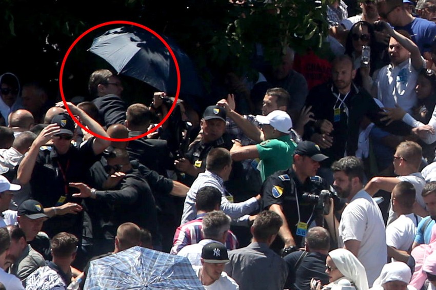 Trenutak u kom okupljeni napadaju Vučića (FOTO: S. Pašalić)