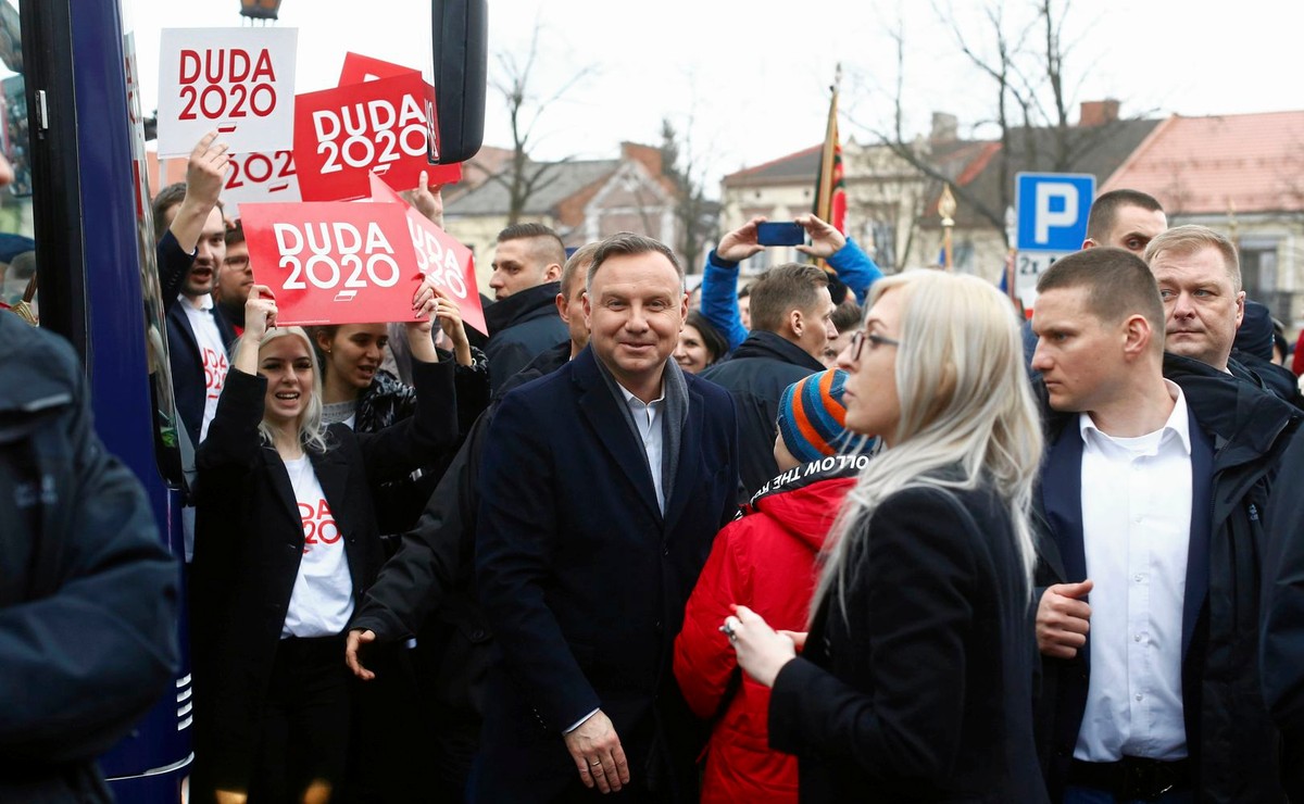 20.02.2020 Łowicz . Prezydent Andrzej Duda (C) podczas spotkania z mieszkańcami Łowicza