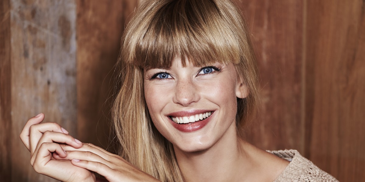 Włosy do ramion fryzury z grzywką, ombre, cieniowane. Jak upiąć? Uroda