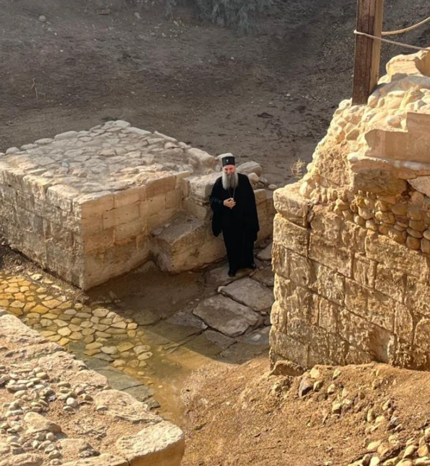 Porfirije na arheološkom nalazištu u Jordanu gde se kršten Isus Hrist