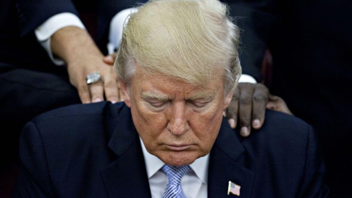 Donald Tramp tokom jedne od molitvi u Beloj kući | Foto: Andrew Harrer/Bloomberg via Getty Images
