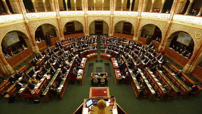 Huszonegy előterjesztésről szavaz a parlament a négynapos ülésen: egyetemek válhatnak alapítványi intézménnyé, betilthatják a pet palackokat