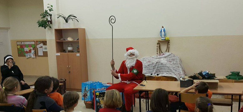Mikołaj z ONR odwiedził dzieci w świetlicy. Jest odpowiedź Caritasu