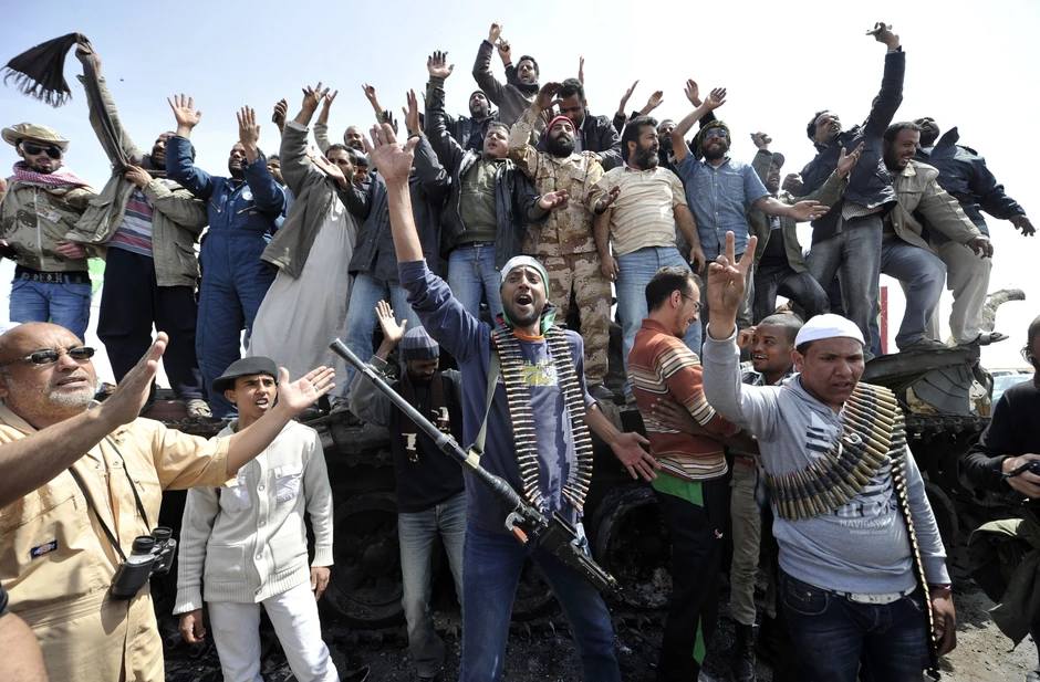 Pobunjenici u Libiji, potpomognuti vazdušnim udarima koalicionih snaga, preuzeli su kontrolu nad Adždabiju