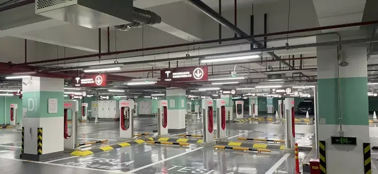 Tesla otworzyła największą na świecie stację z ładowarkami Supercharger