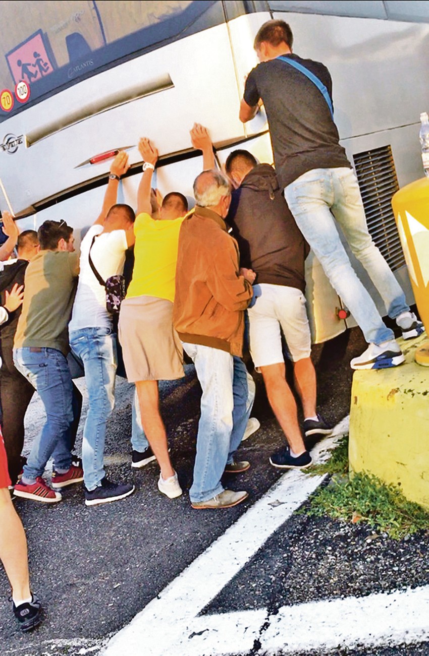 Đaci su imali još iznenađenja na ekskurziji, pa su tako i gurali pokvareni autobus