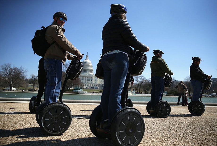 W 2015 pewne było, że Segway to porażka. Między 2002 a 2008 rokiem sprzedano zaledwie 30 tys. maszyn. Kamen, twórca Segwaya, podobno chciał kiedyś, by sprzedawano 10 tys. egzemplarzy tygodniowo.