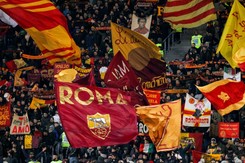 Żona zrobiła piłkarzowi makijaż. W ten sposób ukrył się przed kibicami