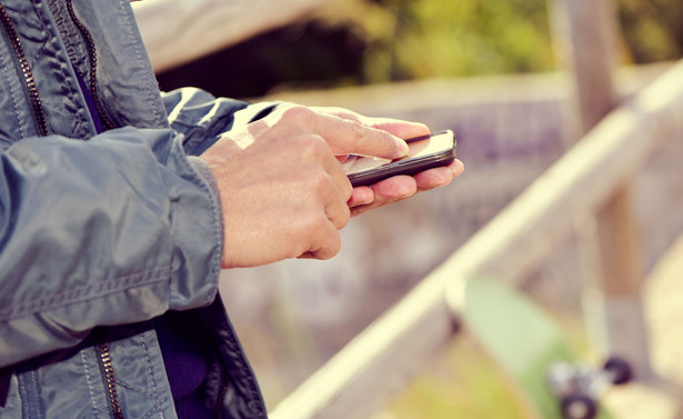 Jak poznać, że masz telefon na podsłuchu? I jak się przed tym bronić? PRAKTYCZNY PORADNIK