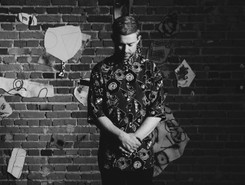 Bartek Królik śpiewa 'Zapamiętać wszystko'. To drugi singiel z jego solowej płyty