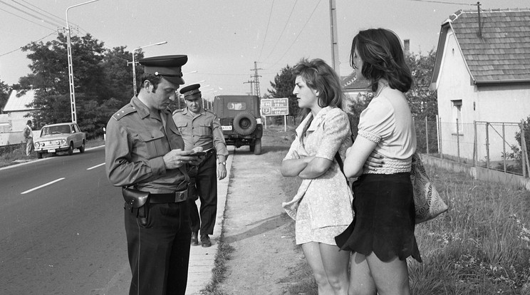 Útszéli lányok igazoltatása Balatonlellén, 1974-ben - a kommunizmus lazulásával jöttek a turisták és ráépült az örömipar.... / Fotó: Fortepan - Magyar Rendőr