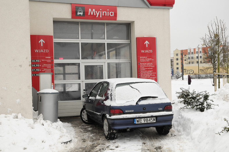 Zobacz jak zimą dobrze umyć samochód