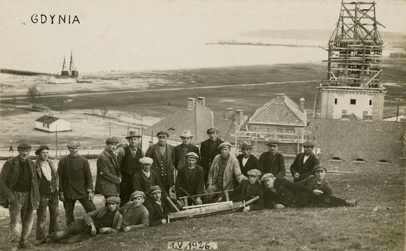 Robotnicy budujący port wojenny na Oksywiu w dniu 1 maja .1926 r.