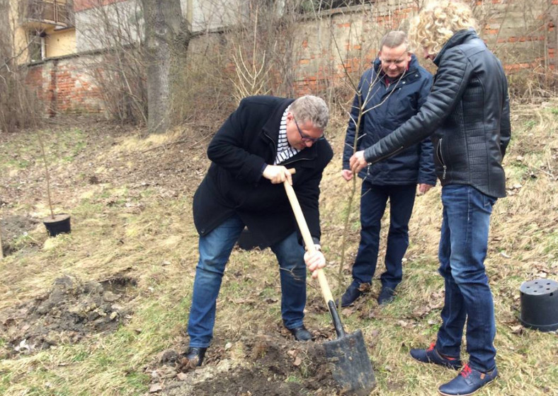 Krzysztof Grabowski sadzi swoje drzewo na terenie Domu Dziecka w Kaliszu