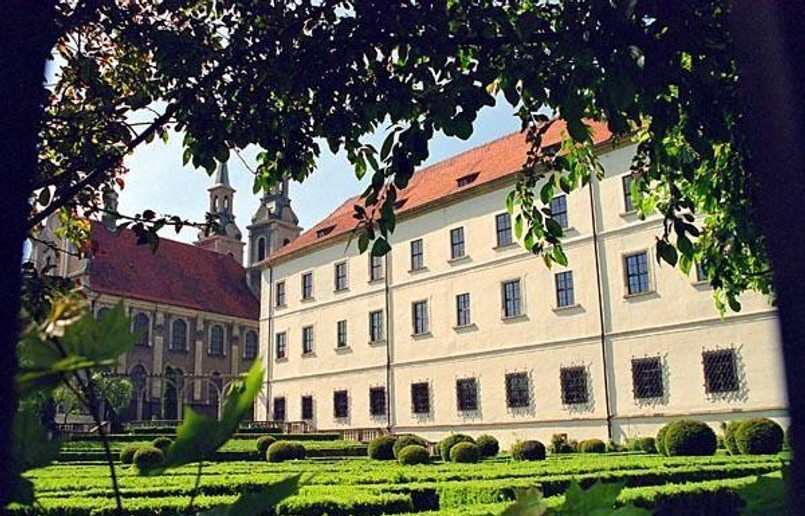 Trzynastowieczny zamek od wieków świadczył o potędze Piastów Śląskich. Ba, po przebudowie na wzór krakowskiego Zamku Królewskiego, Zamek Piastów Śląskich (miejsce 1.) nazywany bywa także Śląskim Wawelem. Ciekawostką jest fakt, że wyrzeźbiono m.in. popiersia 12 pierwszych władców państwa polskiego. Teraz znajduje się tam: Muzeum Piastów Śląskich, z zabytkami związanymi z historią miasta i ziemi brzeskiej. Do naszych czasów przerwała także legenda. zgodnie z którą w zamkowej studni na środku dziedzińca można ujrzeć… twarz księcia.