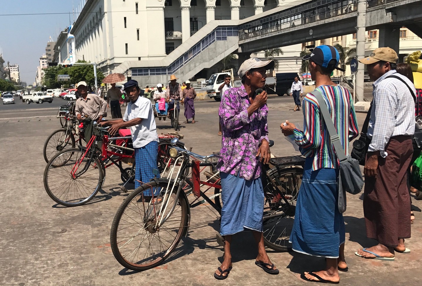 A longyi Myanmarból