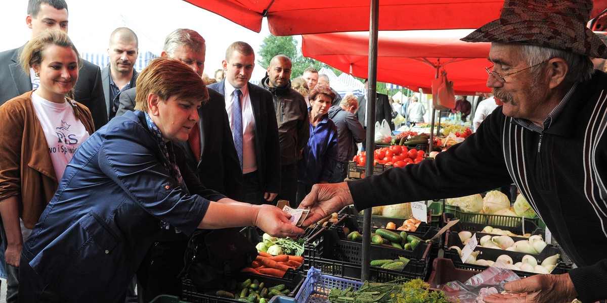 Beata Szydło na targu w Tarczynie