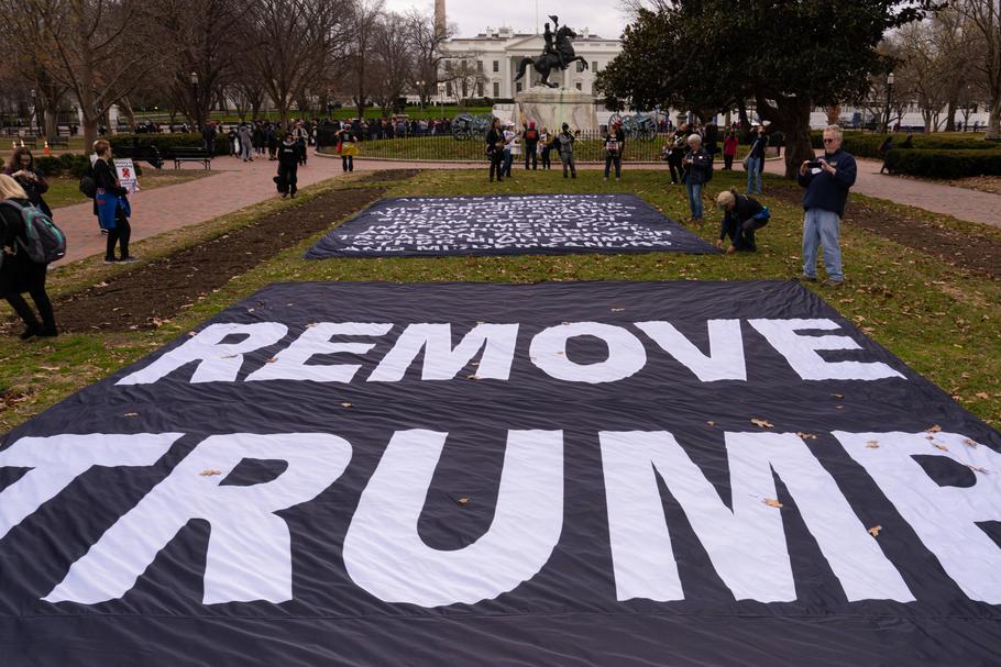 Grupa protestujących przeciwko Donaldowi Trumpowi rozłożyła dwa banery przed Białym Domem, jeden z fragmentem amerykańskiej konstytucji dotyczącym impeachmentu, Waszyngton, 11.01.2020