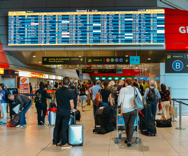 Pasażerowie na lotnisku w Lizbonie