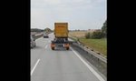 Szokujący film z autostrady. Gdy zobaczył ludzką rękę, zaczął trąbić