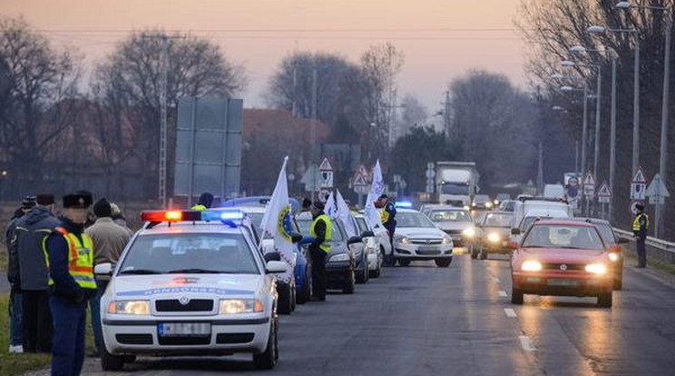 Lezárták az utakat a tüntetők