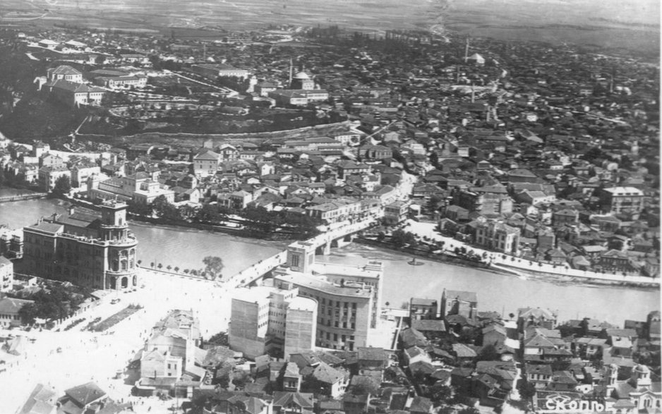 Wielokulturowe Skopje. Prawy i lewy brzeg miasta połączone Kamiennym Mostem. Pocztówka (data stempla pocztowego 30.06.1938), archiwum autorki