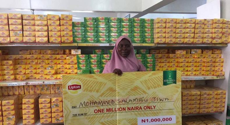 Mohammed Salamatu Jiwa with her prize