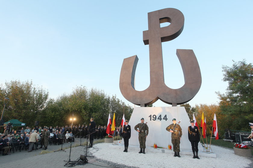 Warszawiacy zaśpiewają (nie)zakazane piosenki. Wieczorne uroczystości 71. rocznicy Powstania Warszawskiego