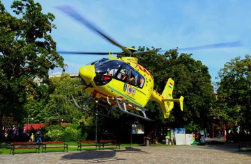 5 éves lánya szeme láttára kellett újraéleszteni a 30 éves anyukát a kartali buszmegállóban