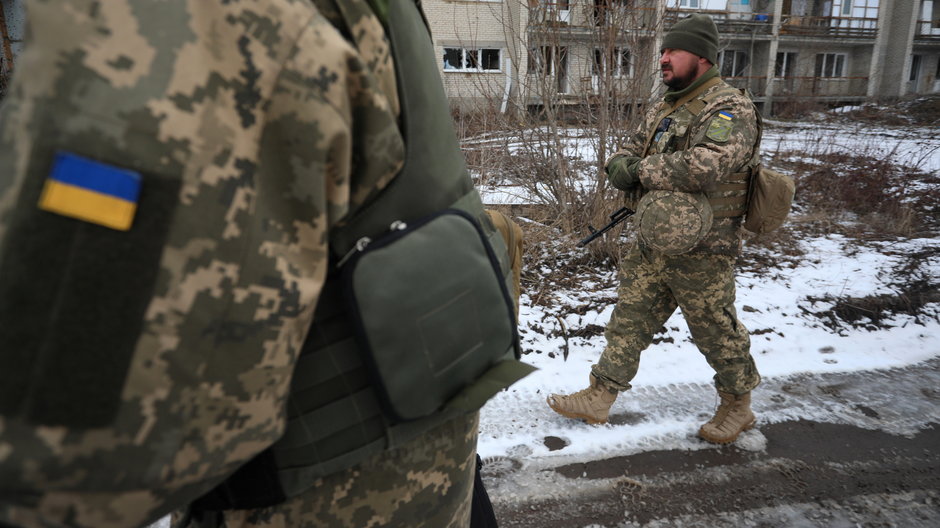 Ukraińscy żołnierze podczas patrolu w pobliżu linii frontu w Marjince w obwodzie donieckim (07.02.2023)