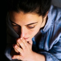 A depresszió az arcon is nyomot hagyhat - ilyenné válhat ekkor a bőr
