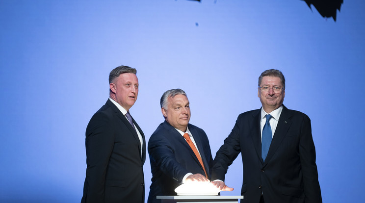 A képen:  Orbán Viktor miniszterelnök, Győrffy Balázs, a Nemzeti Agrárgazdasági Kamara elnöke és a jobbszélen Parragh László, a Magyar Kereskedelmi és Iparkamara elnöke egy rendezvény megnyitóján / Fotó: MTI/Miniszterelnöki Sajtóiroda/Benko Vivien Cher