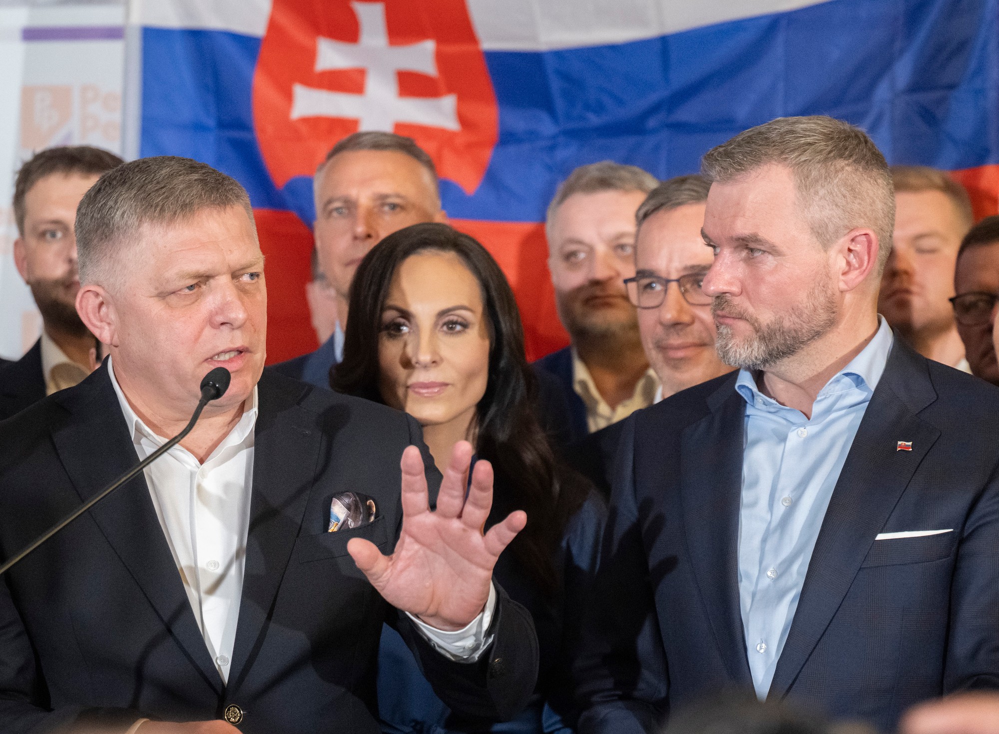 Druhé kolo prezidentských volieb: Pellegrinimu gratuluje premiér SR Robert Fico.