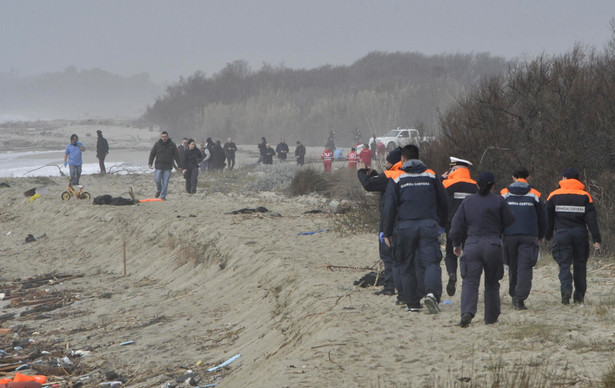 Katastrofa łodzi z migrantami u wybrzeża Kalabrii. Wzrosła liczba ofiar