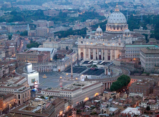 Wierni słuchają mszy na ulicach Rzymu