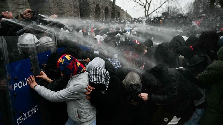 Organizacije za zaštitu ljudskih prava godinama kritikuju policijske intervencije tokom protesta i javnih okupljanja | Foto: AFP via Getty Images