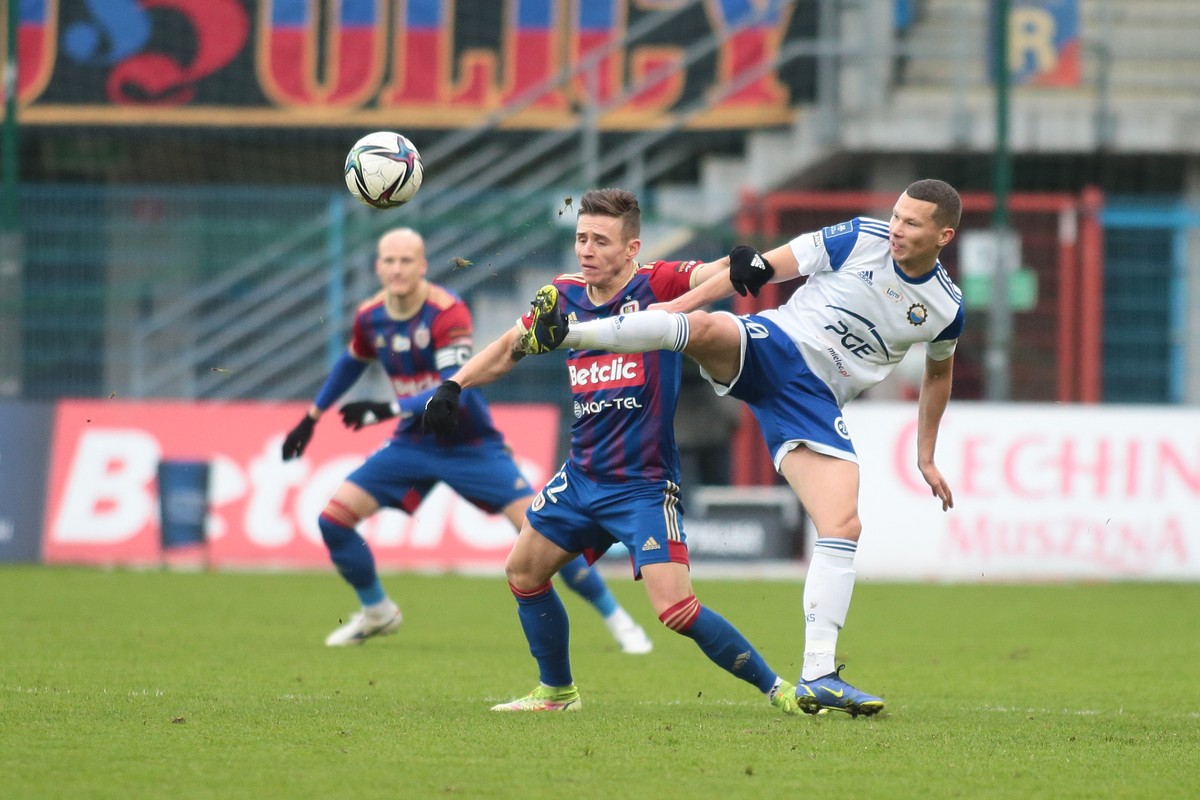 Piłkarz Piasta Gliwice Damian Kądzior (2-L) w starciu z zawodnikiem PGE FKS Stali Mielec Mateuszem Makiem (P)