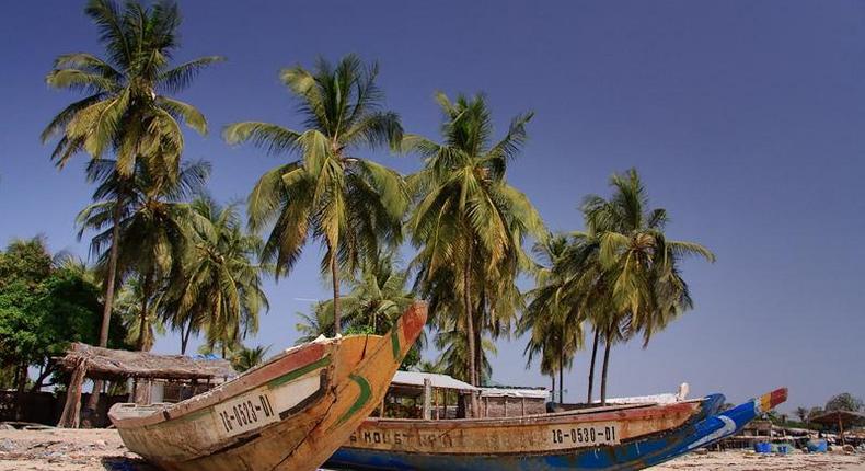 Des pirogues arrimées sur le rivage à Cap Skirring [Casamance]