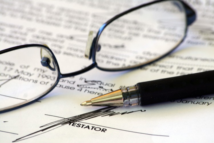 Aby odrzucić spadek należy podpisać oświadczenie spadkobiercy o odrzuceniu praw i obowiązków. Czynności tej dokonać można przed sądem lub notariuszem. Rzecz jasna jest to możliwe tylko po śmierci spadkodawcy i nie jest tożsame z zrzeczeniem się z dziedziczenia. Spadek odrzucić mogą jedynie osoby fizyczne i prawne. Nie mogą tego zrobić instytucje takie jak Skarb Państwa lub gmina.