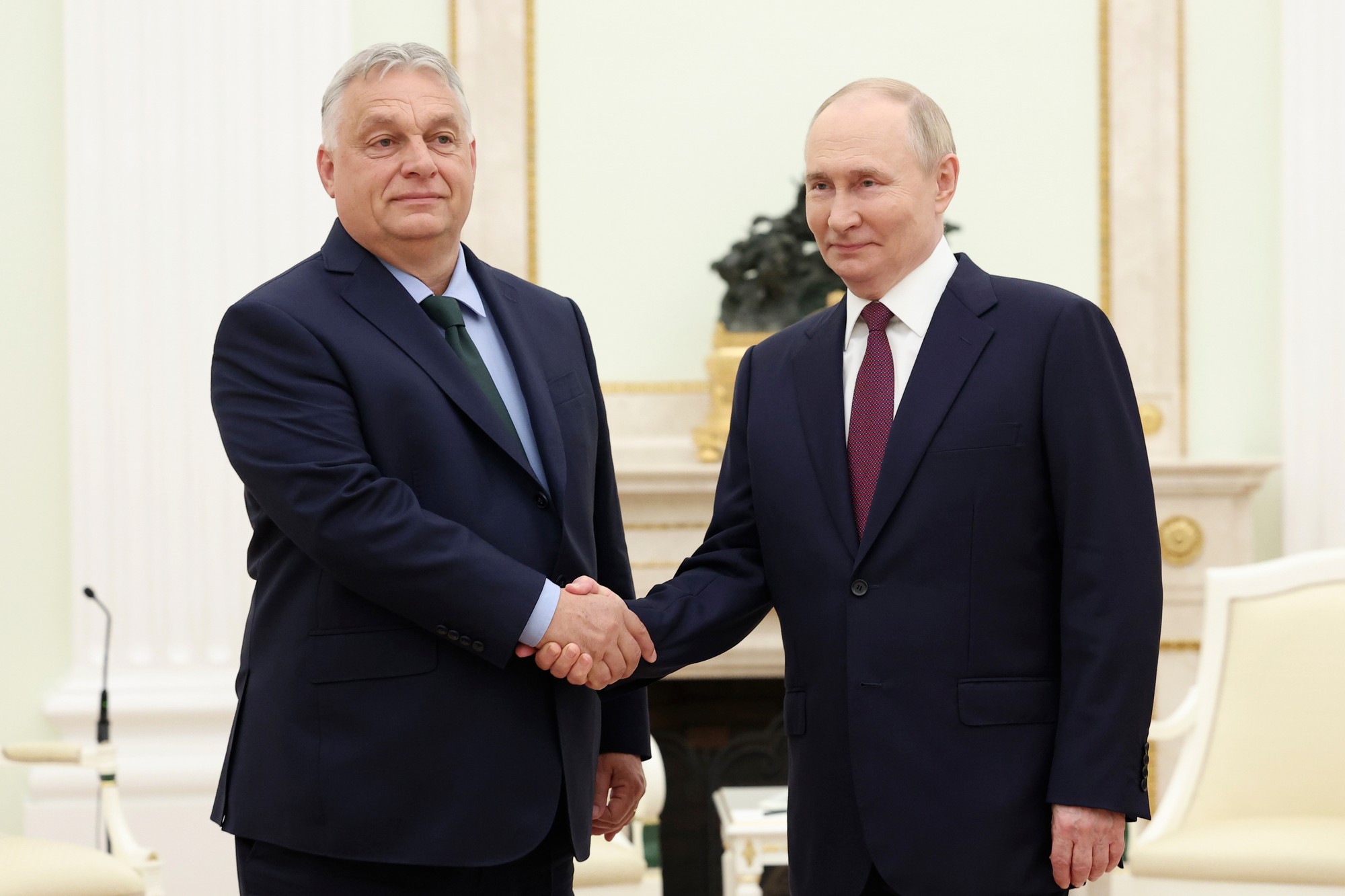 Ruský prezident Putin prijal v Kremli maďarského premiéra Orbána.