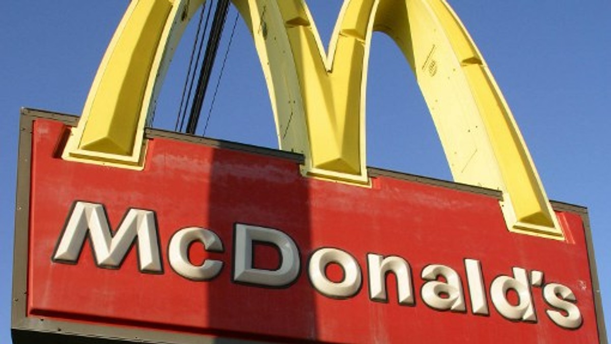 Para - oboje przed czterdziestką - została wyrzucona z jednej z brytyjskich restauracji McDonald's po tym, jak przyłapano ich "wijących się" na podłodze w damskiej toalecie.