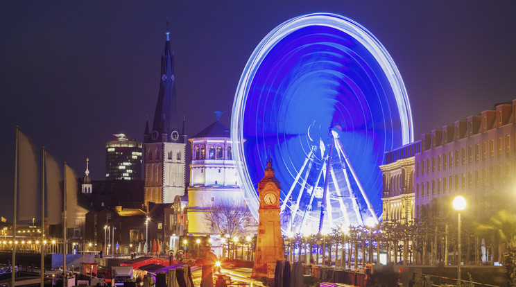 Biztonsági fenyegetés miatt kiürítették hétfőn a karácsonyi vásárokat a németországi Düsseldorf belvárosában/ Fotó: Northfoto