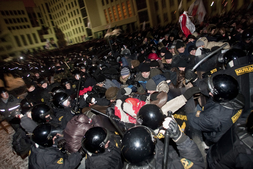 Rozbita manifestacja na Placu Niepodległości fot. PAP/Wojciech Pacewicz