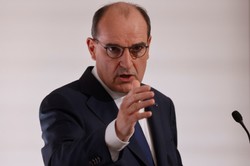 Premier Francji dostał pocztą setki par majtek. O co chodzi?