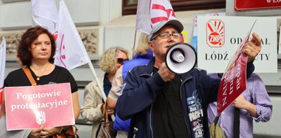 Protest w oświacie. W Łodzi rok szkolny nauczyciele zaczęli pikietą. Związkowcy z ZNP żądają spotkania z premierem Mateuszem Morawieckim. A jak nie?... Zdalne lekcje to była pieszczota